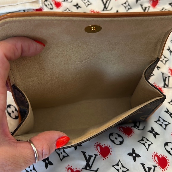Authentic: Louis Vuitton Monogram Pochette Florentine clutch bag
